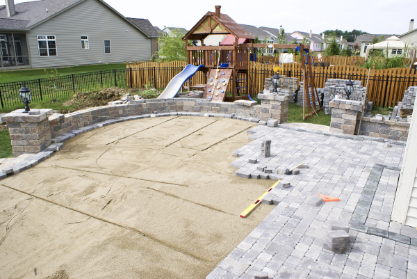 Gestaltete Gartenanlage mit Natursteinmauer durch Hausmeisterservice auf Usedom